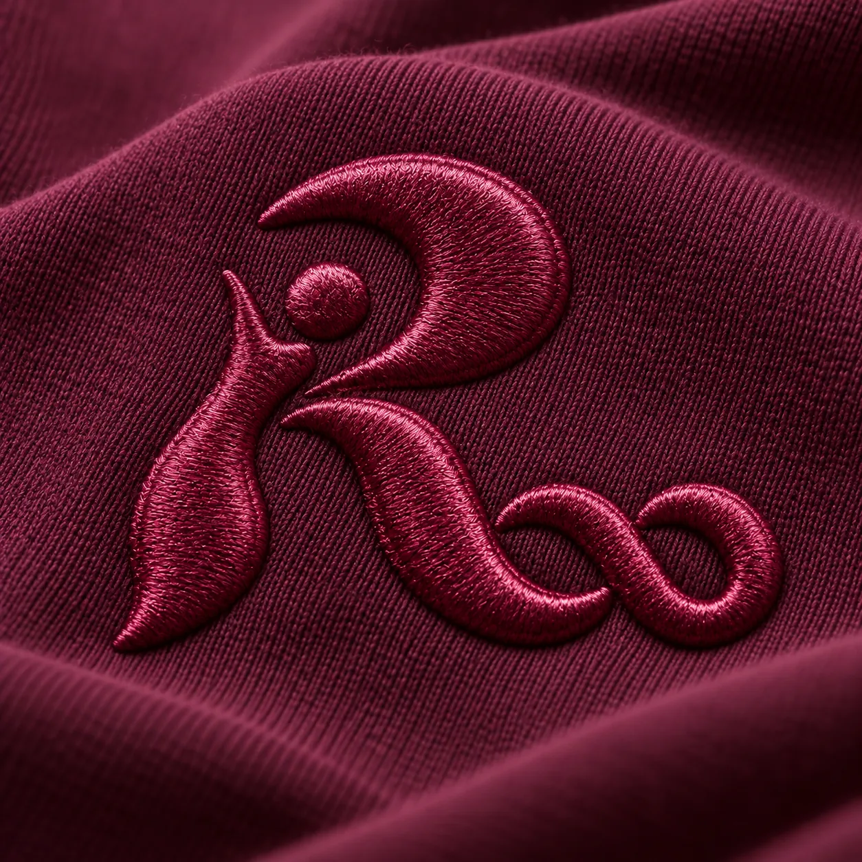 Logo R∞ bordado