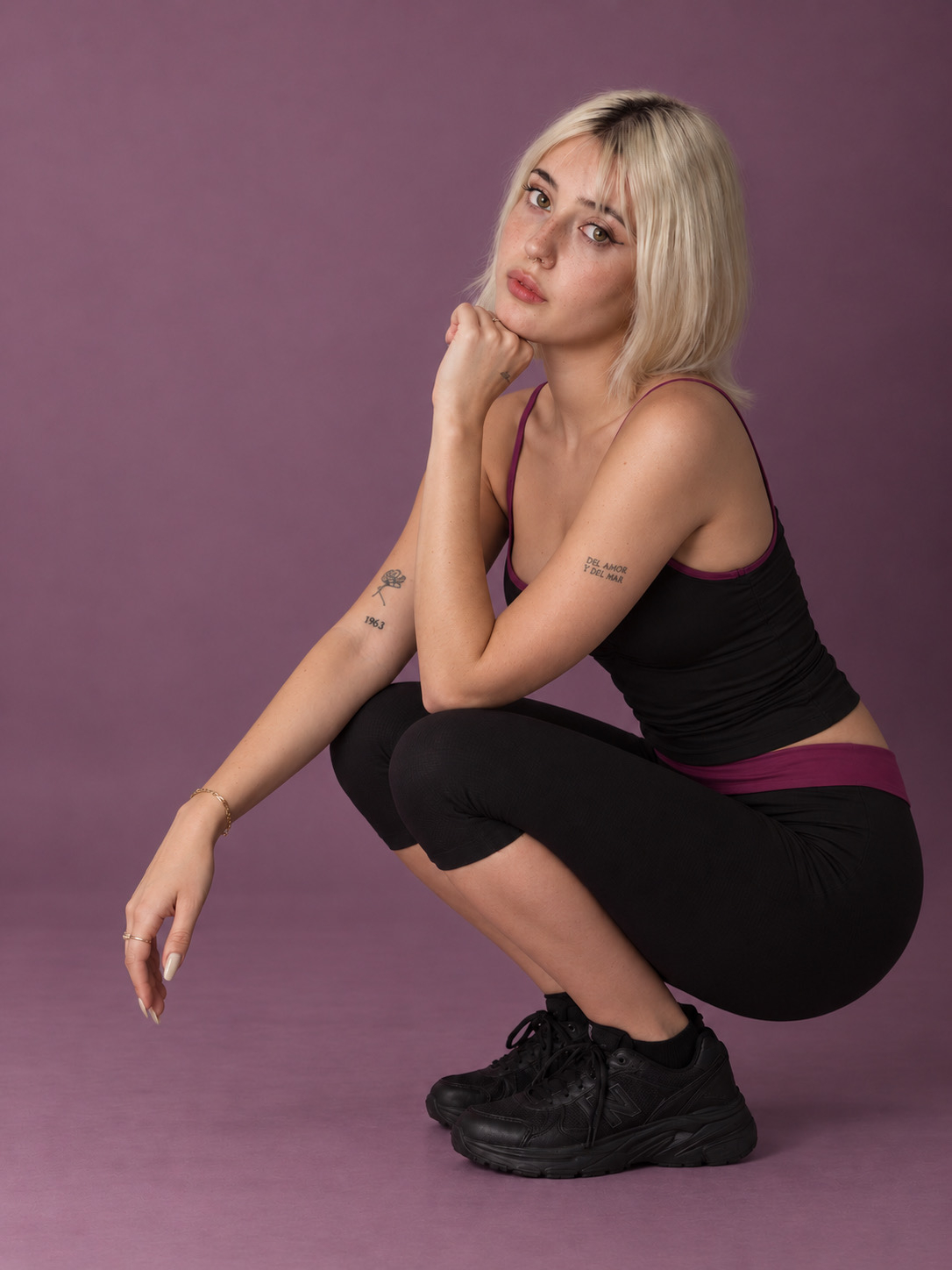 Chica en cuclillas con el conjunto Cherry Cola